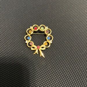 Elegant Multicolor Wreath Brooch